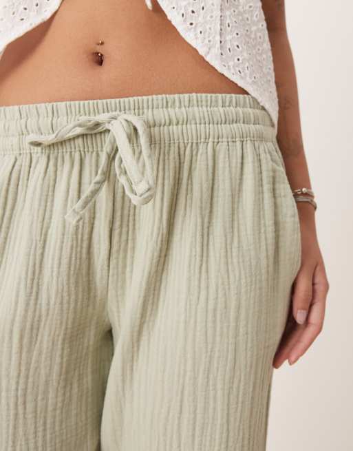JDY Petite – Weit geschnittene Hose aus dünnem, weitmaschig gewebtem Baumwollstoff in Salbeigrün, 5 von 5