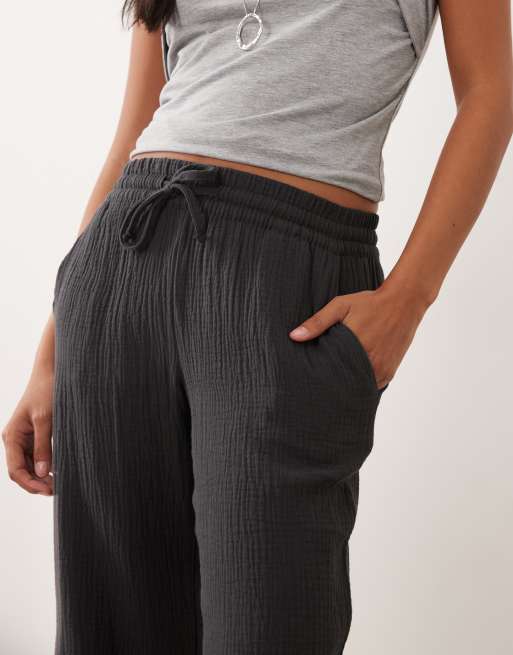 JDY Petite – Weit geschnittene Hose aus Musselinstoff in verwaschenem Schwarz, 3 von 5