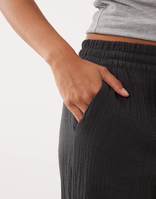 JDY Petite – Weit geschnittene Hose aus Musselinstoff in verwaschenem Schwarz, 4 von 5