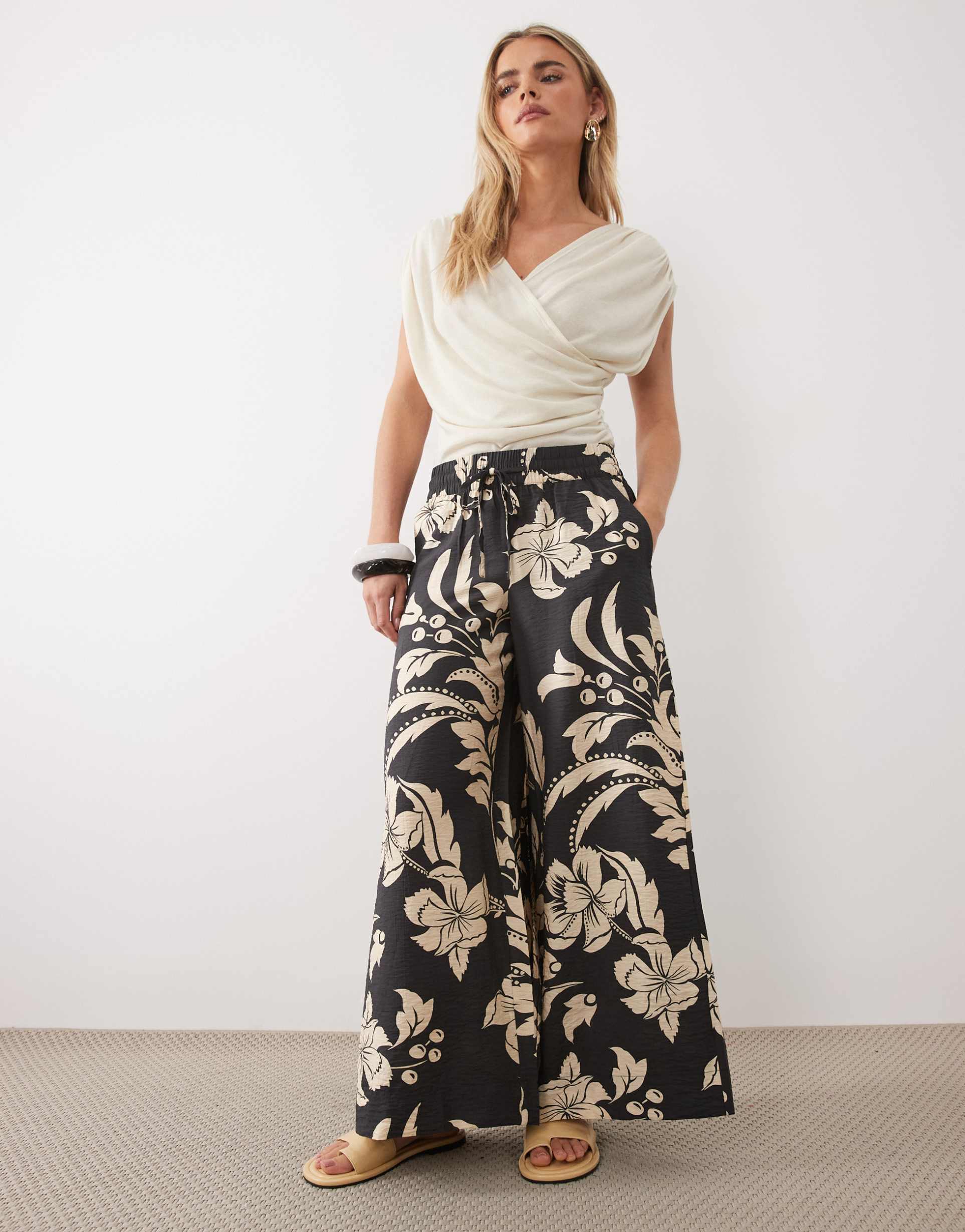 jdy petite wide leg pants in black with cream floral print