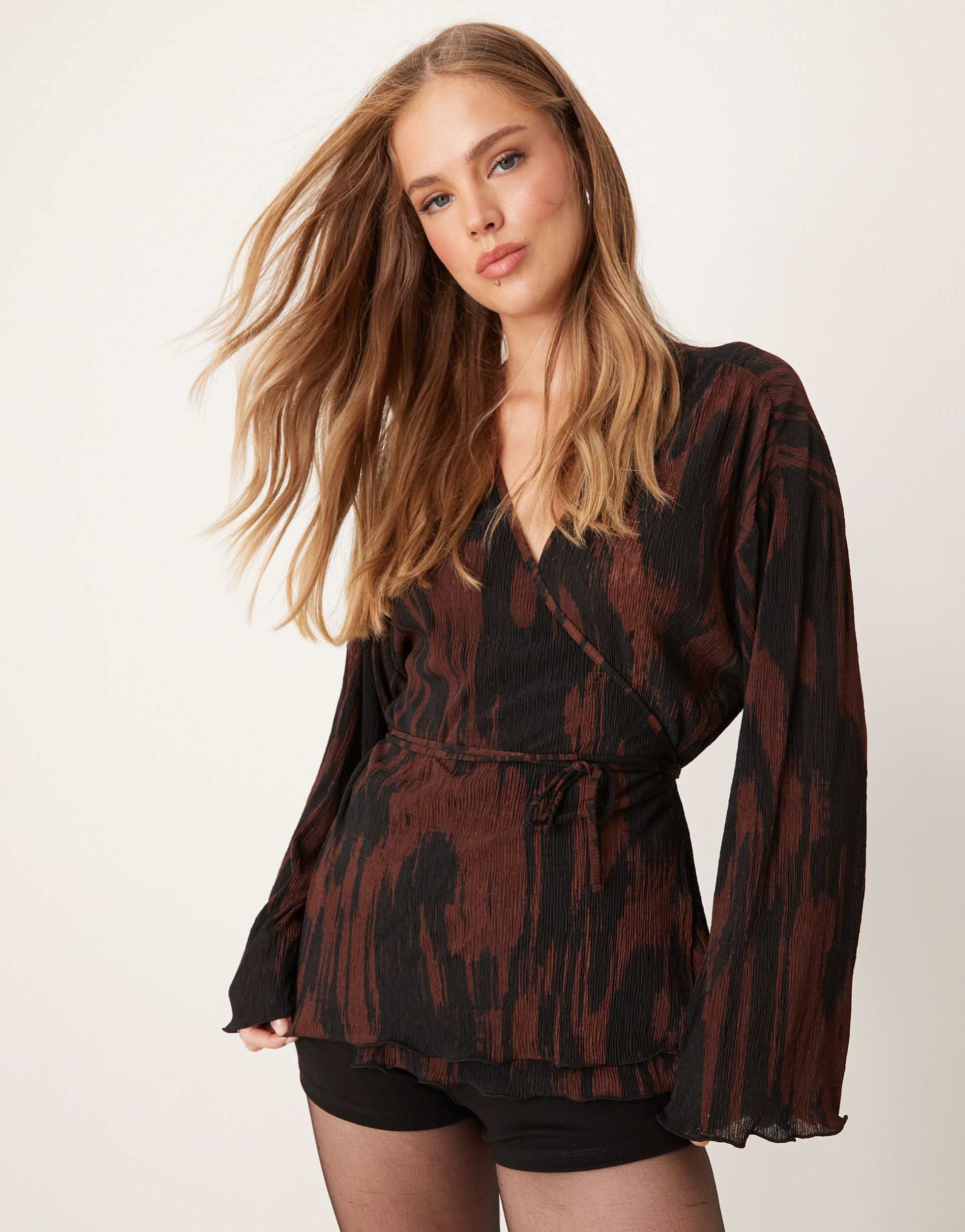 jdy plisse wrap top in brown abstract