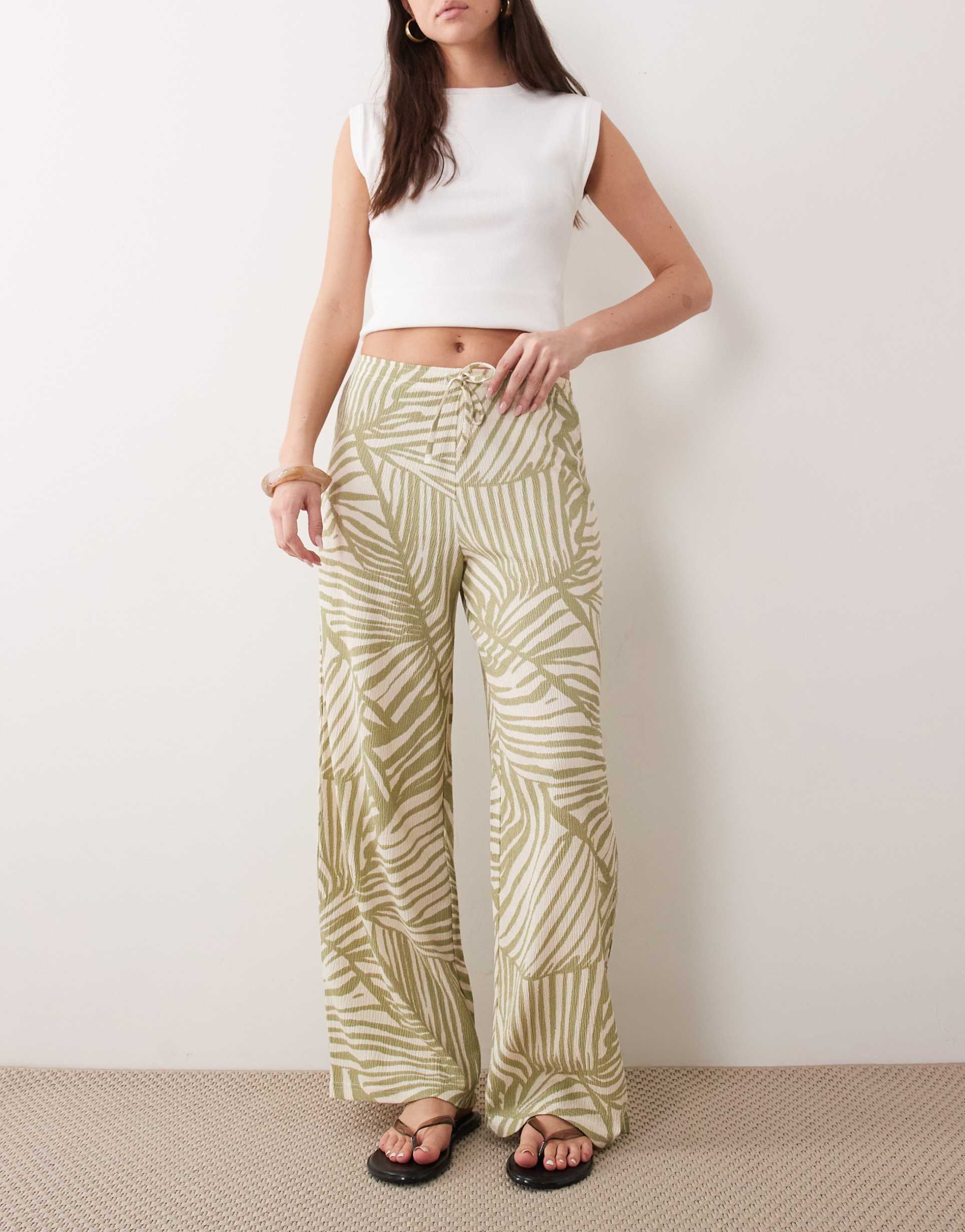 jdy pull on pants in green abstract print