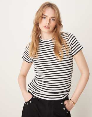 ribbed T-shirt in black and white stripes