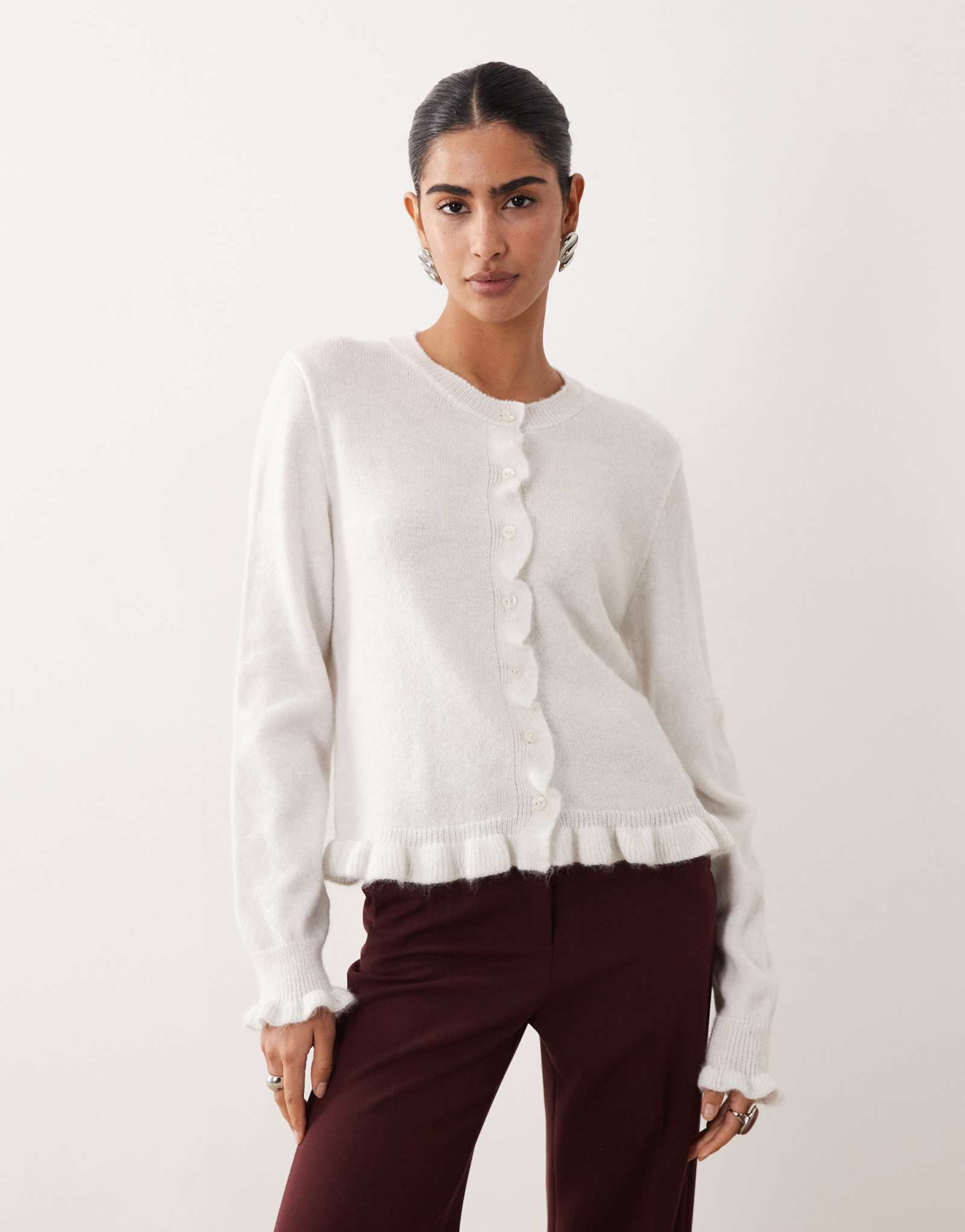 Вязаный кардиган с оборками JDY белого цвета