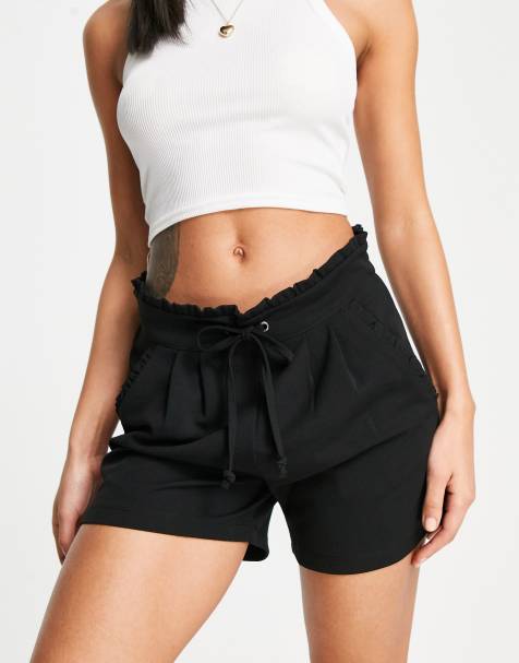 JDY – Schmal geschnittene Shorts in Schwarz mit Paperbag-Taille - view 1