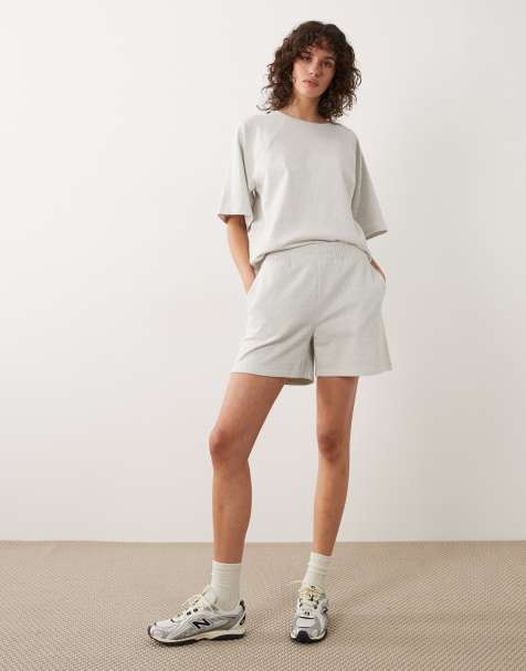 JDY – Set aus Sweatstoff in meliertem Hellgrau, bestehend aus kastigem T-Shirt und Shorts - view 1