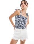 [JDY] JDY shirred smock top with tie straps in white & blue 2XL WHITE