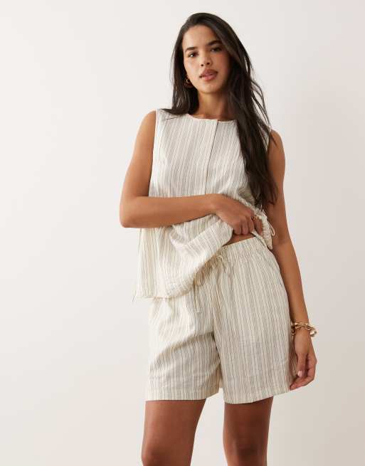 JDY - Short in crème met zwarte krijtstreep, deel van co-ord set, 3 van 5