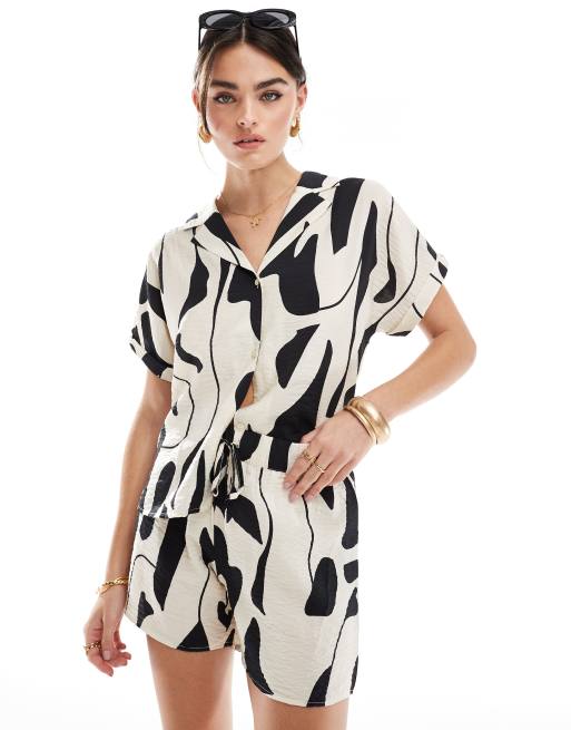 JDY - Short zonder sluiting, met textuur en print in zwart en beige, deel van co-ord set