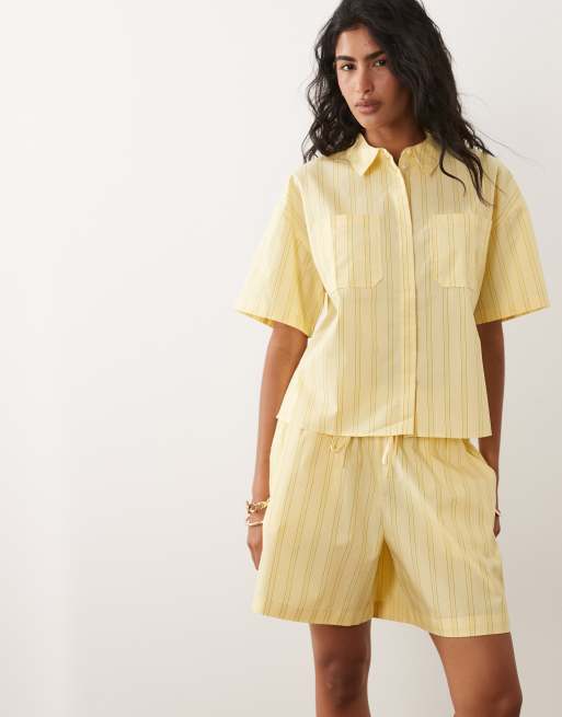 JDY – Set in Gelb gestreift mit kurzärmligem Hemd und Shorts mit mittelhohem Bund, 2 von 3