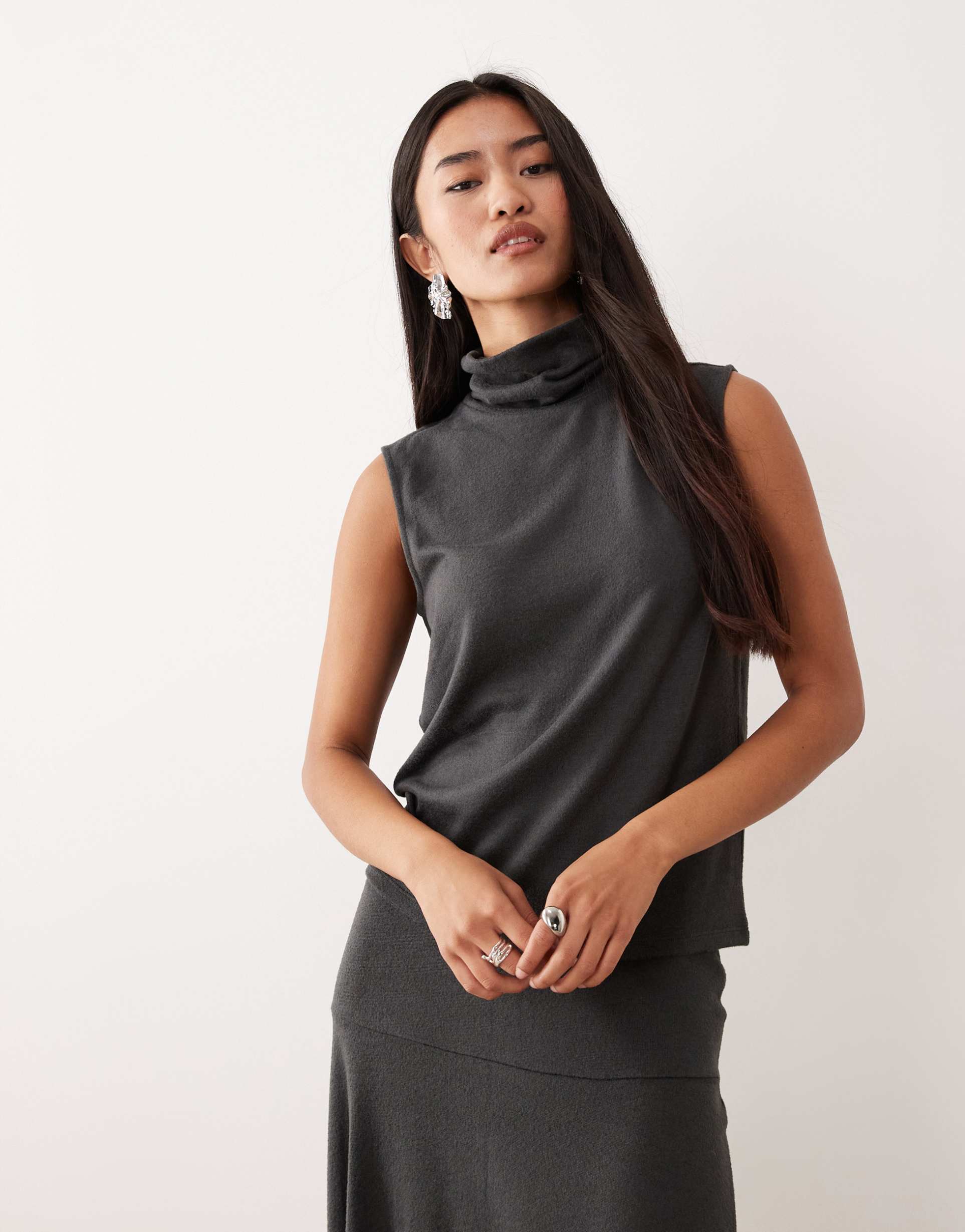 jdy sleeveless turtle neck top in dark gray - part of a set