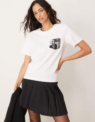 Белая футболка со змеиным принтом и карманами JDY 4290₽