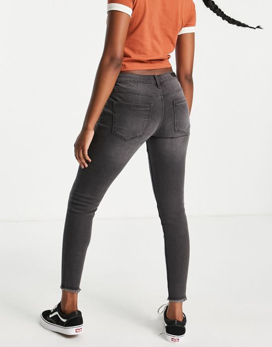 https://images.asos-media.com/products/jdy-sonja-skinny-jeans-in-gray/202436435-2?$n_550w$&wid=550&fit=constrain