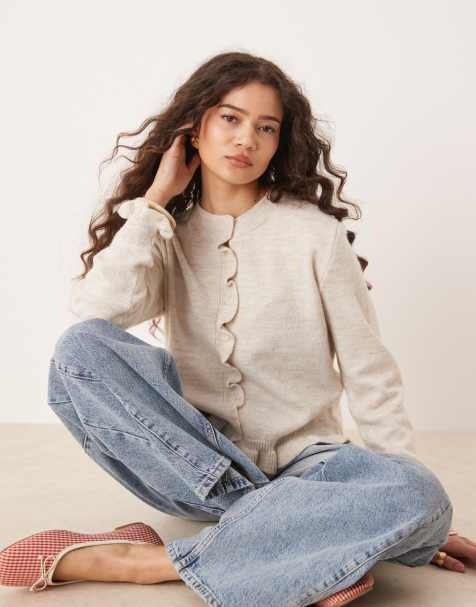 JDY – Strickjacke in Creme mit Rüschendetails - view 1