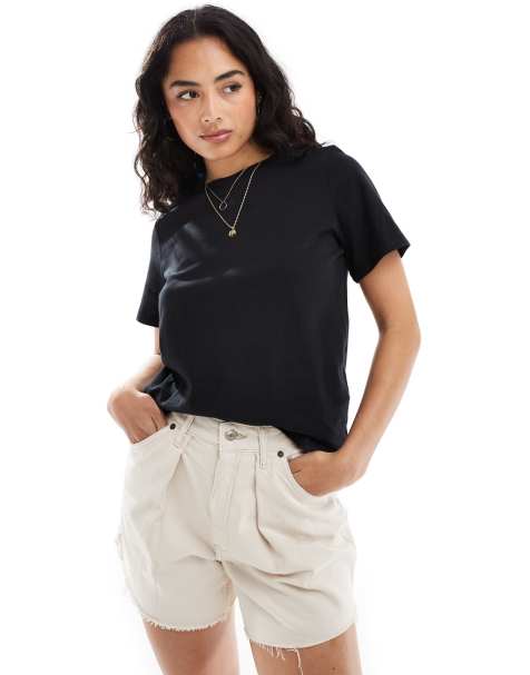 JDY – T-Shirt in Schwarz mit kastigem Schnitt - view 1