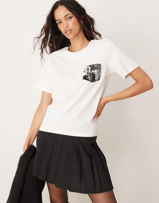 JDY – T-Shirt in Weiß mit Brusttasche mit Schlangenmuster