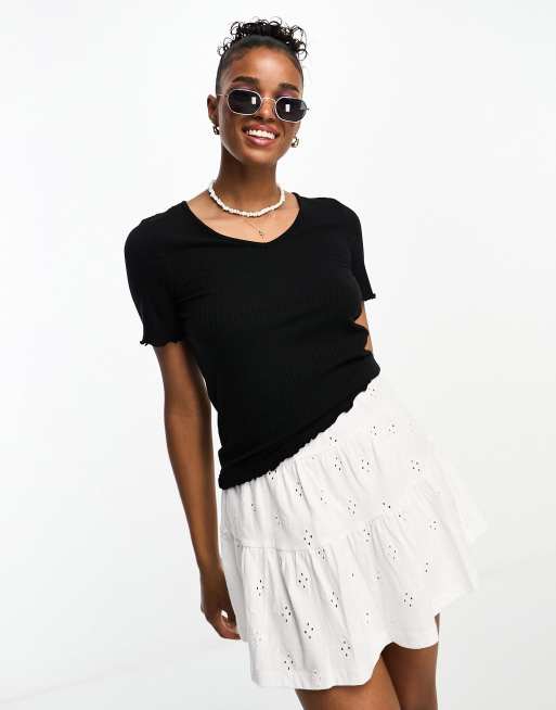JDY - T-shirt nera con bordi smerlati e scollo a V