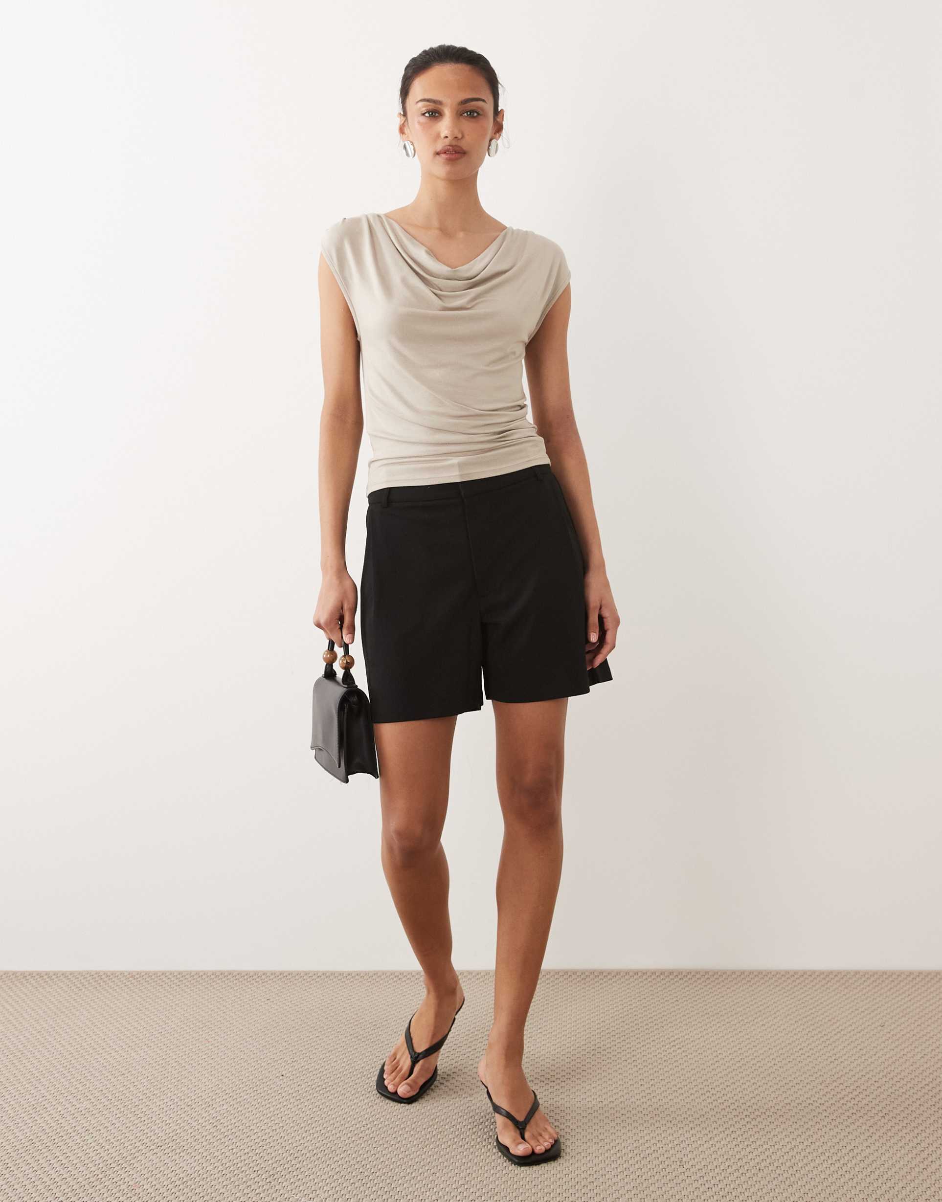 jdy tailored shorts in black