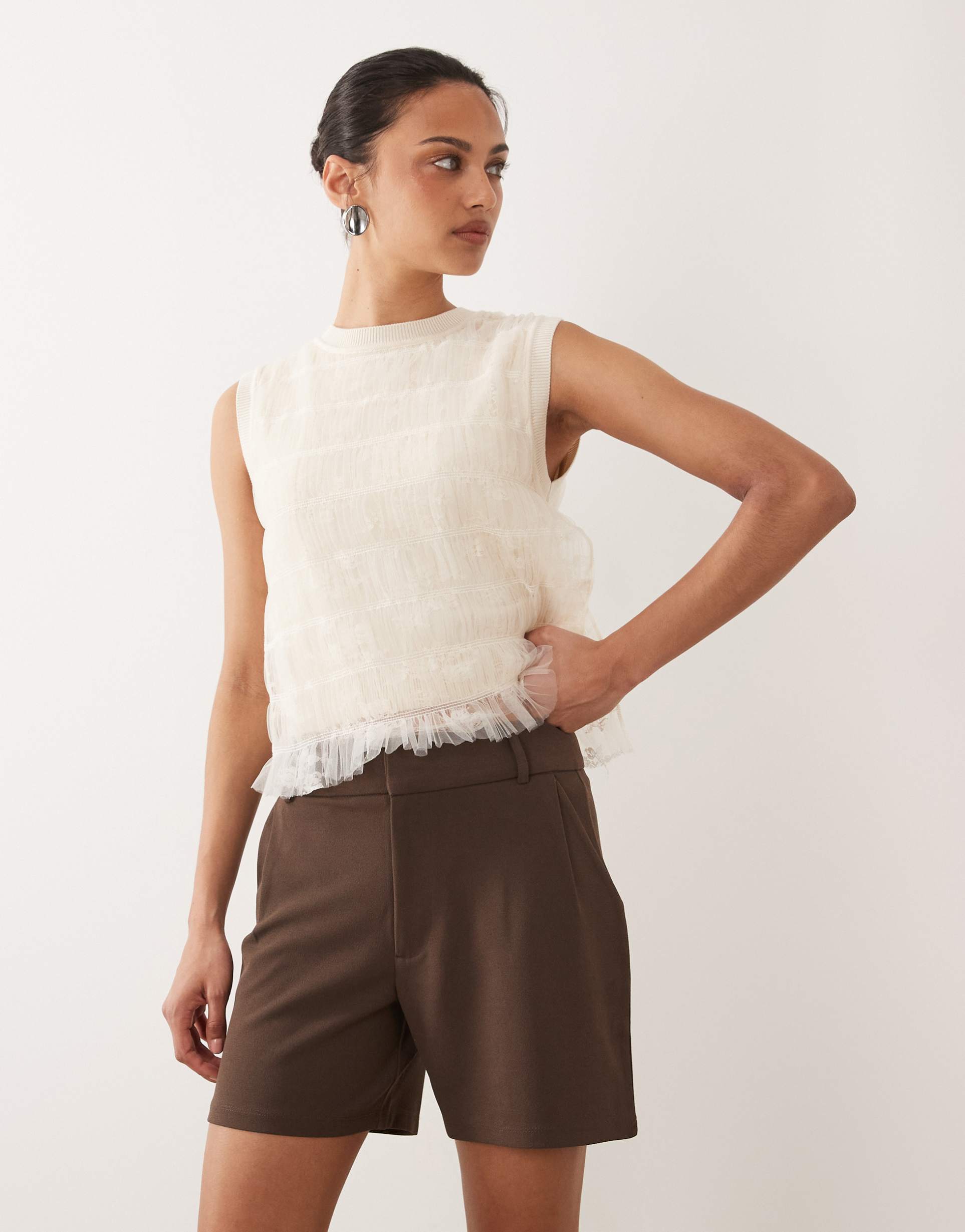 jdy tailored shorts in brown