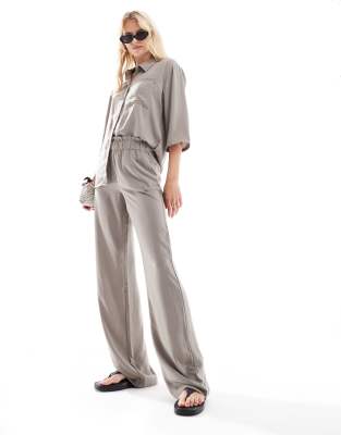 JDY tall - Broek met wijde pijpen en hoge taille in taupe, deel van co-ord set