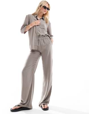 JDY Tall - Coordinato con pantaloni e camicia ampia con maniche a 3/4 quarti color tortora
