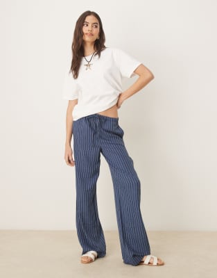 JDY Tall - Hose in gestreiftem Blau mit weitem Bein