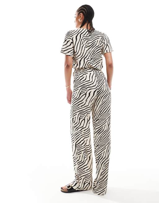 JDY Tall - Jumpsuit med vide ben og bindebånd i taljen i monokromt zebraprint, 4 af 4
