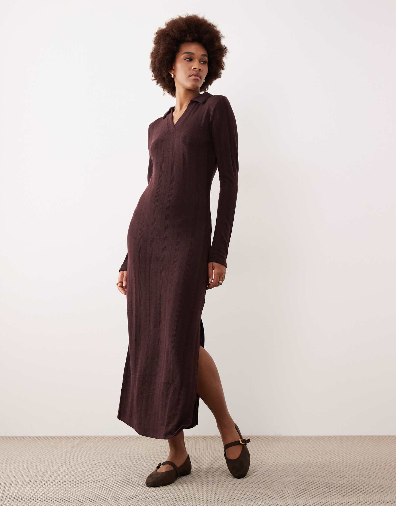 Длинное трикотажное макси-платье-поло JDY шоколадно-коричневого цвета