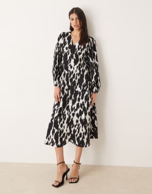 JDY Tall - Midaxi-Wickelkleid mit abstraktem Muster-Weiß