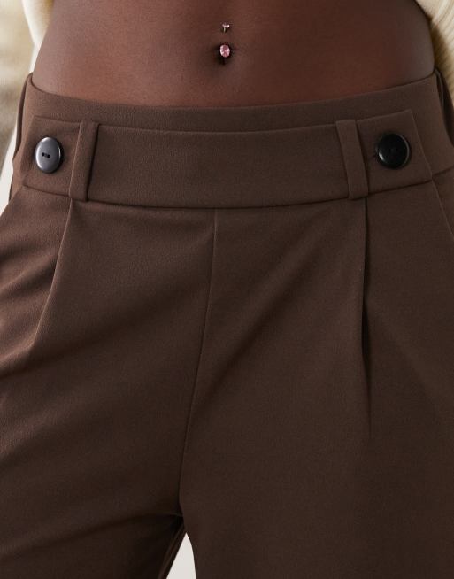 JDY Tall - pantalón de pernera ancha con detalle de botones en marrón chocolate, 2 de 5