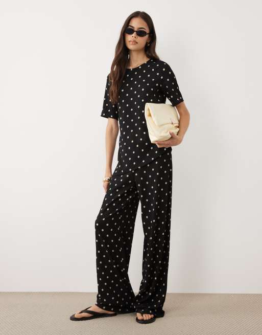 JDY Tall - Conjunto negro con estampado de lunares de pantalones de corte suelto y top asimétrico, 3 de 3
