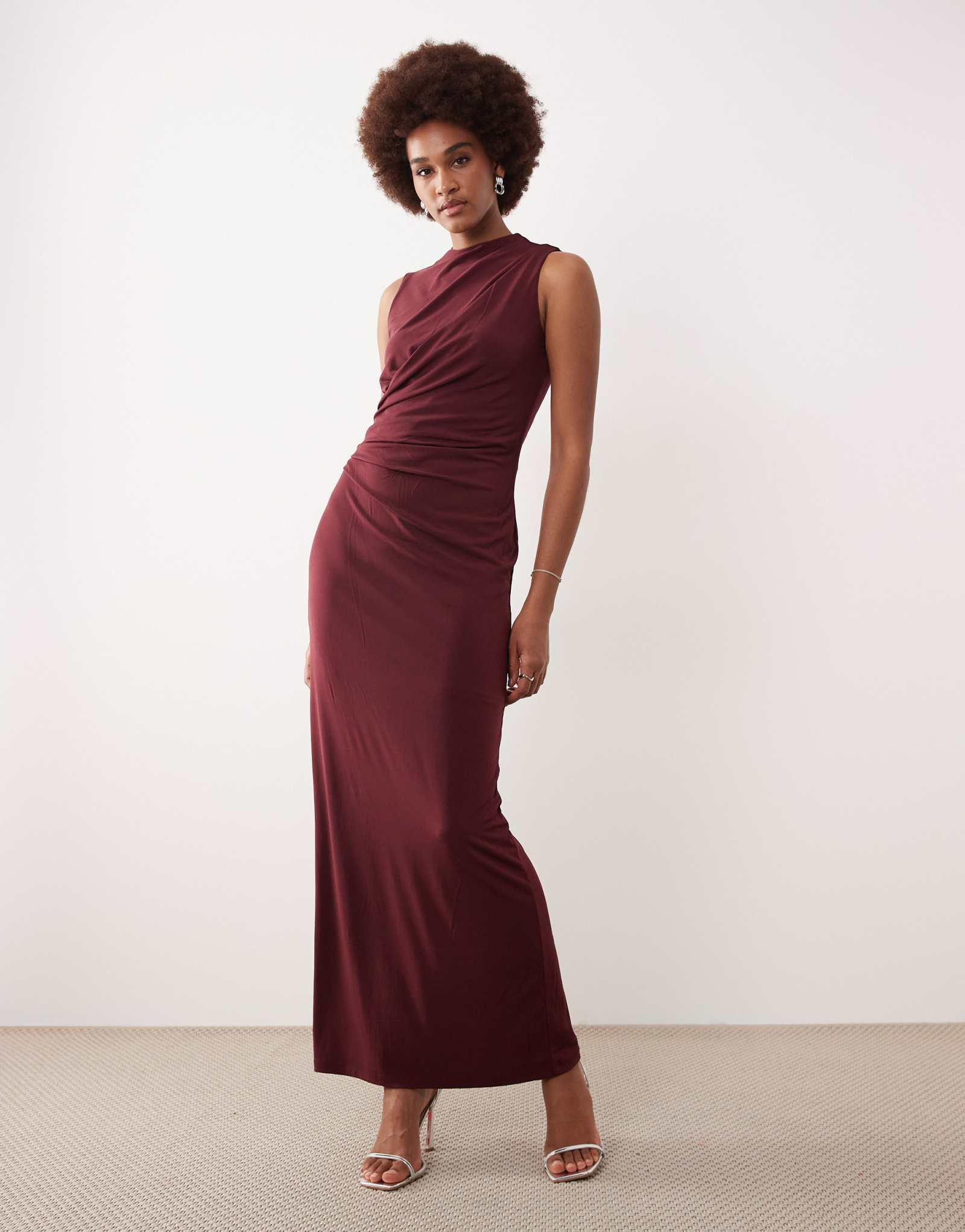 Длинное платье макси с рюшами от JDY бордового цвета