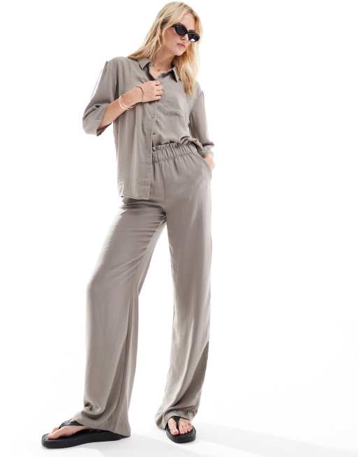 JDY Tall – Set mit weitem Hemd mit 3/4-Ärmeln und Hose in Taupe