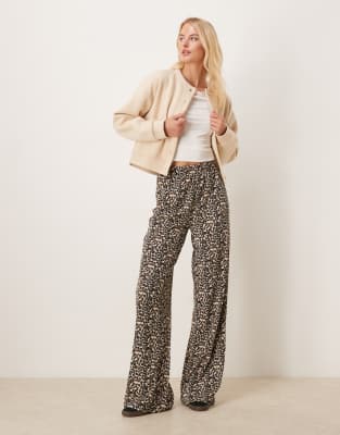 JDY Tall - Strukturierte Hose mit Leopardenmuster und weitem Bein-Neutral