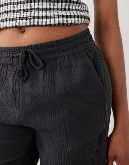 JDY Tall – Weit geschnittene Hose aus Musselinstoff in verwaschenem Schwarz, 4 von 5