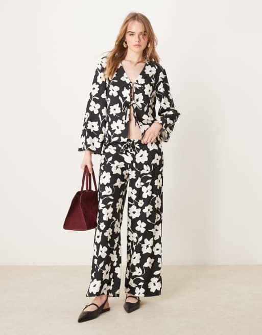 JDY tie detail top co-ord with floral print in black , 4 of 4