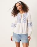 [JDY] JDY tie front embroidery detail top in white S WHITE