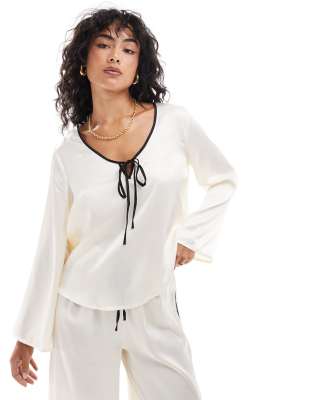JDY - Top in raso color crema con dettagli a contrasto in coordinato