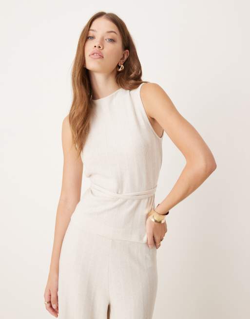 JDY - Top senza maniche accollato color crema con cintura in coordinato