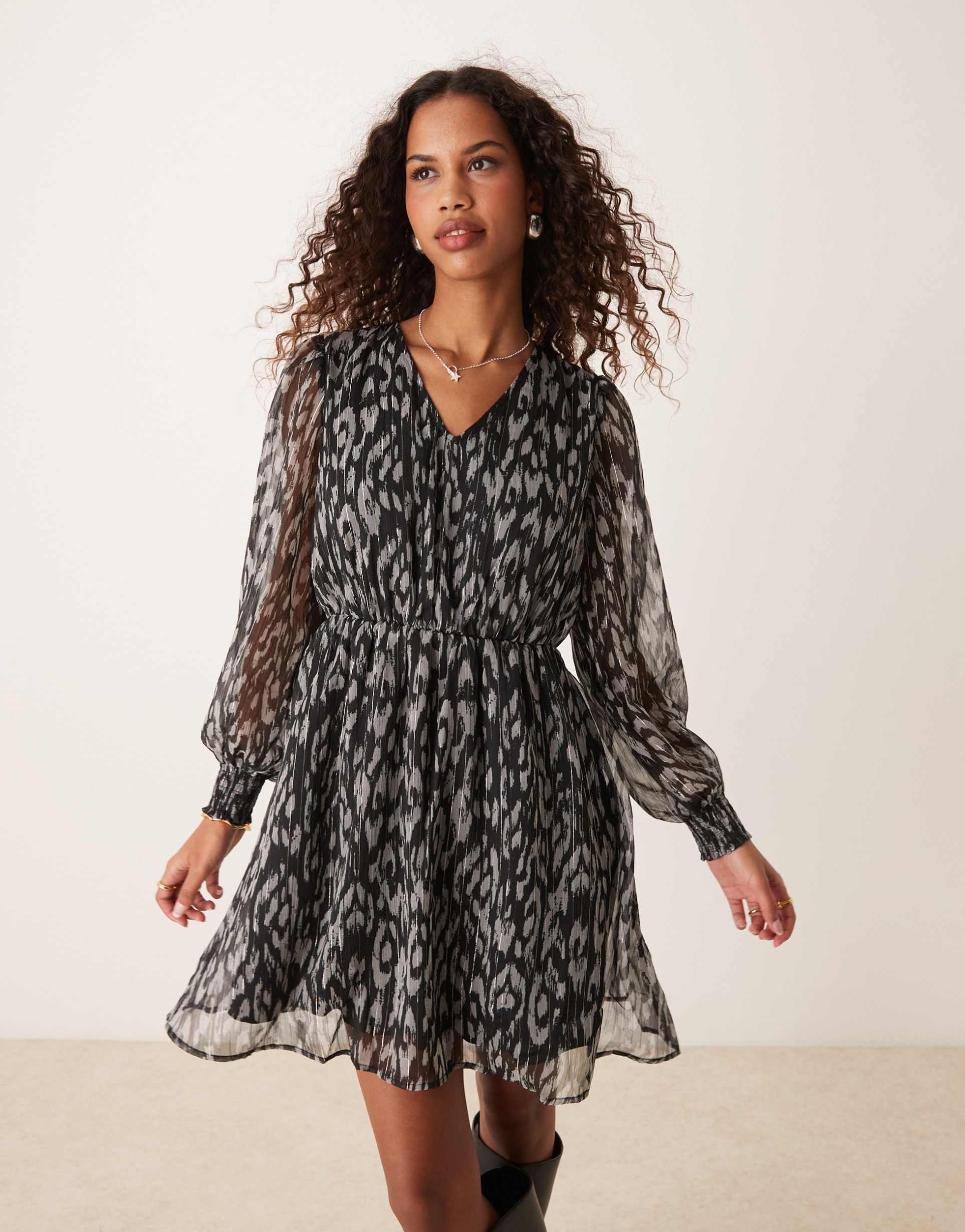 jdy v neck smock mini dress in black leo print