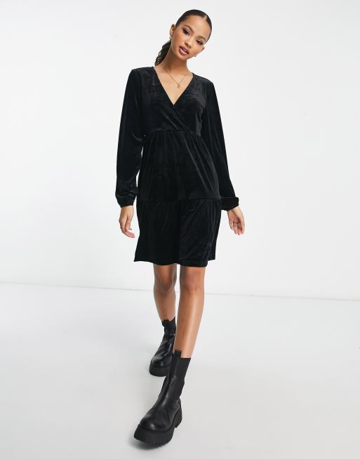 Black velvet on sale v neck dress