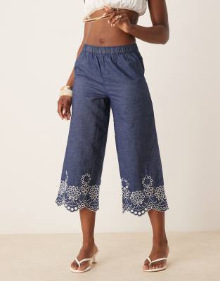 JDY - Verkürzte Hose in mittelblauer Waschung mit Stickerei