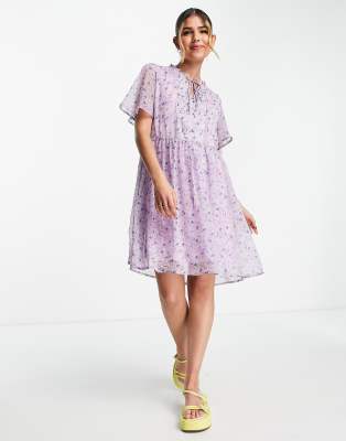 JDY - Vestito grembiule in chiffon lilla a fiori con allacciatura sul collo