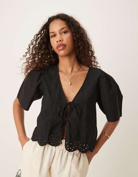 JDY – Vorne gebundene Cropped-Bluse in Schwarz mit Lochstickerei - view 1