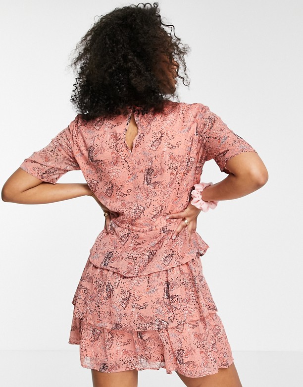 JDY – Warstwowa sukienka mini z wiązaniem w talii i kwiatowym wzorem Kwiatowy WzÓr Zakup 