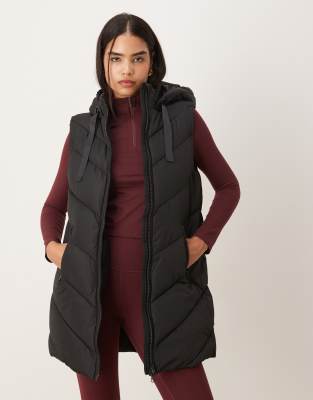 JDY - Wattierte Weste in Schwarz mit Chevron-Muster und Kapuze