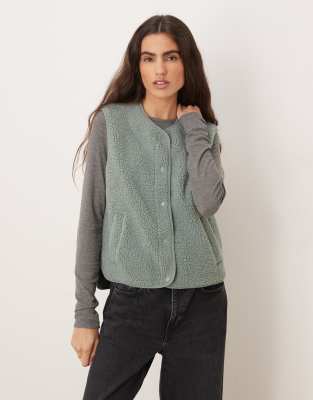 JDY - Weste aus Teddyfell in Salbeigrün