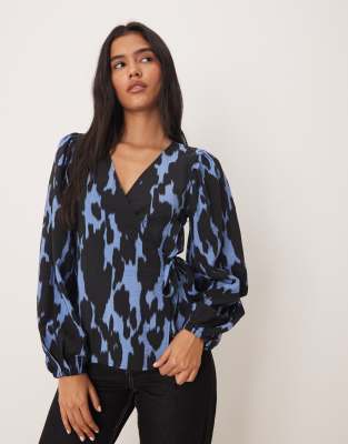JDY - Wickelbluse mit blau-schwarzem, abstraktem Muster