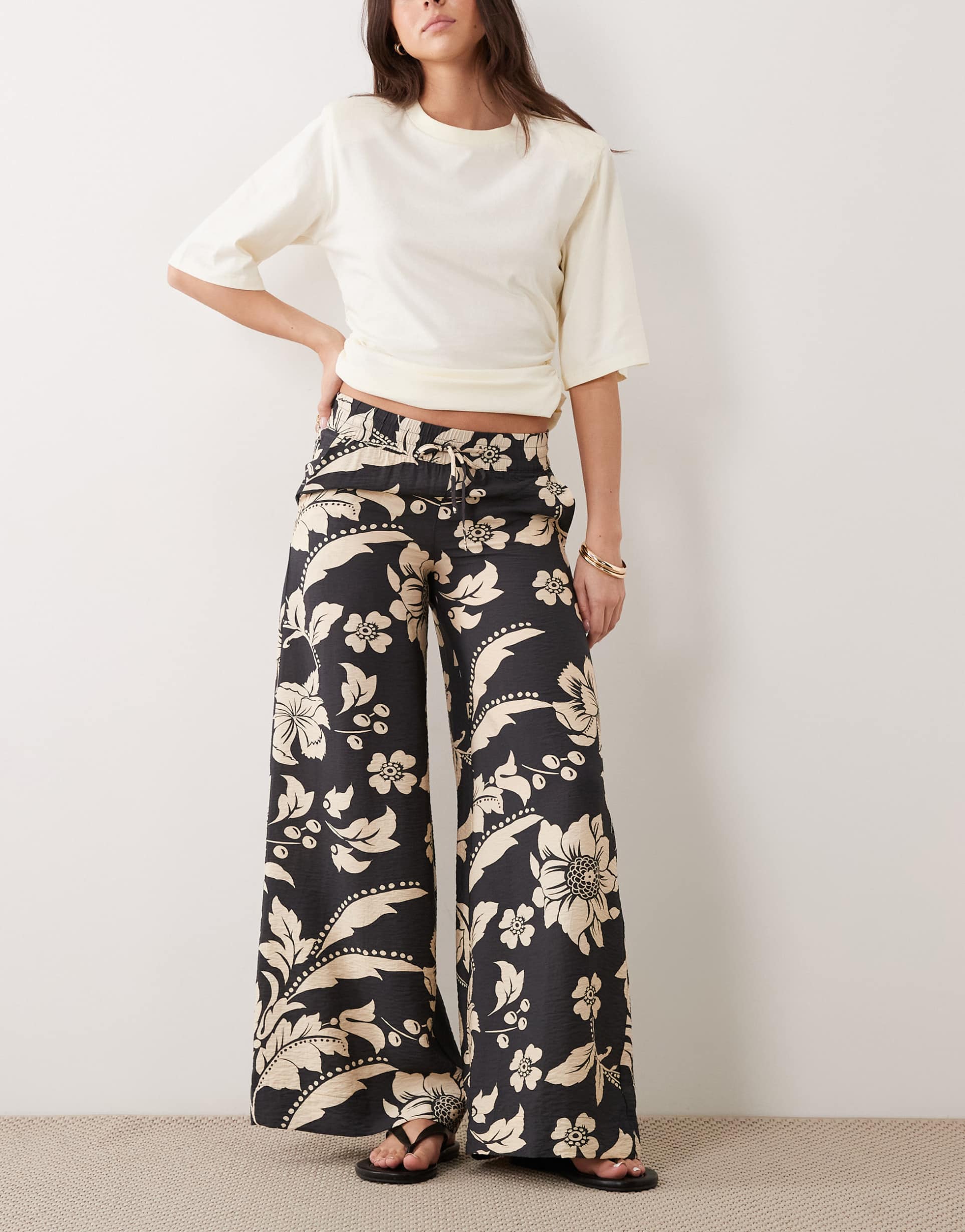 jdy wide leg pant in black with cream floral print