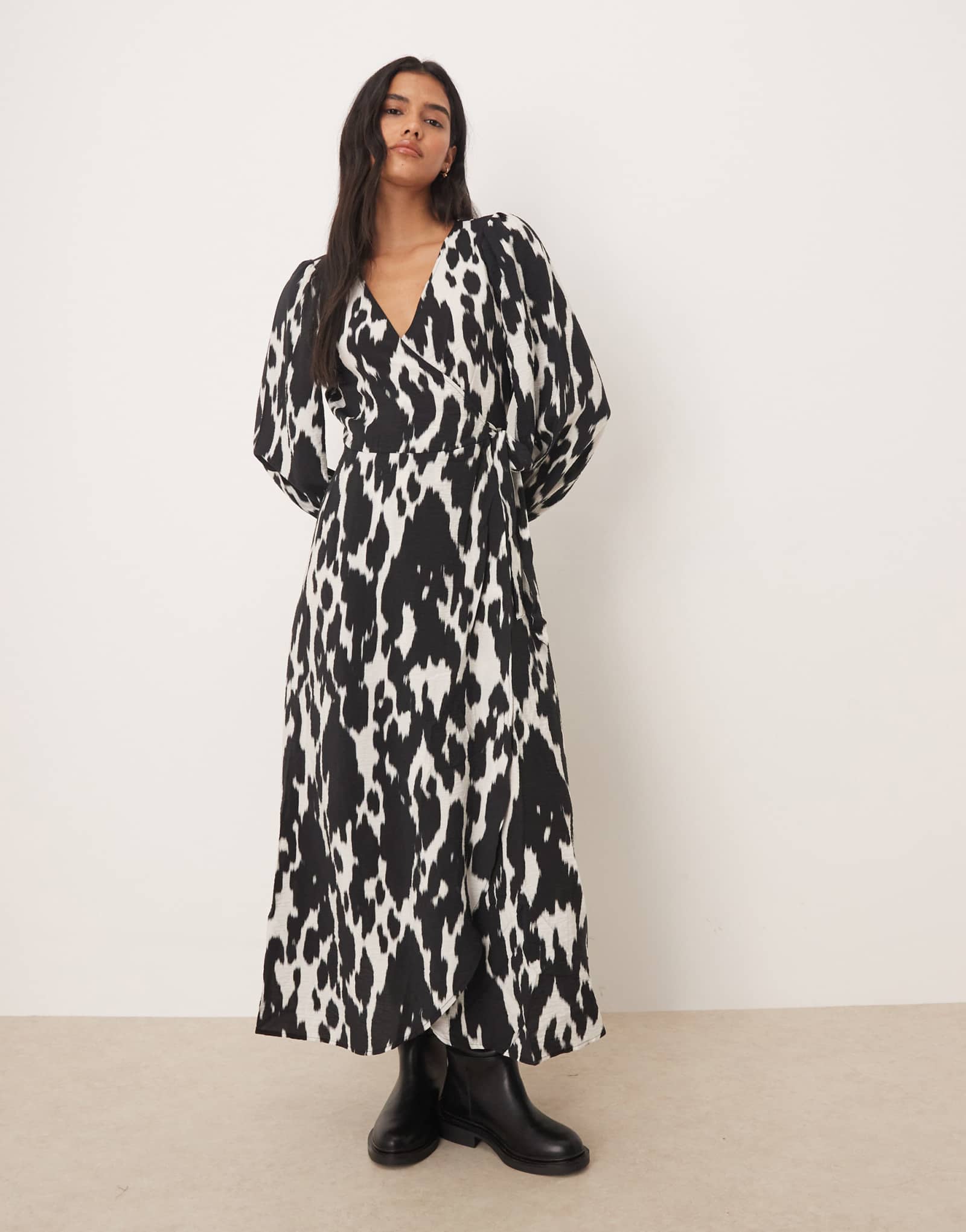 Платье мидакси с запахом от JDY с абстрактным принтом